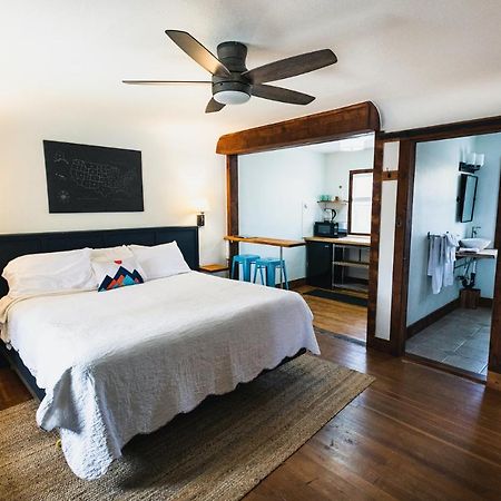 Left Coast Lodge - Pet Friendly 시스터스 외부 사진