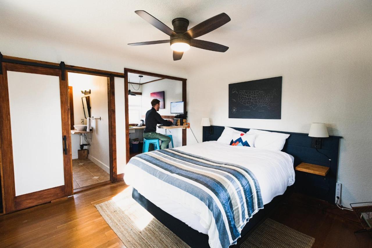 Left Coast Lodge - Pet Friendly 시스터스 외부 사진