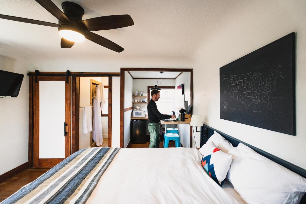 Left Coast Lodge - Pet Friendly 시스터스 외부 사진
