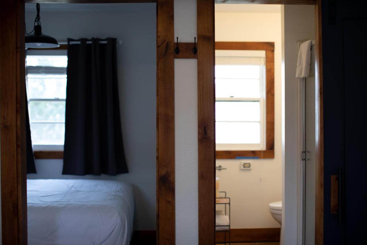 Left Coast Lodge - Pet Friendly 시스터스 외부 사진