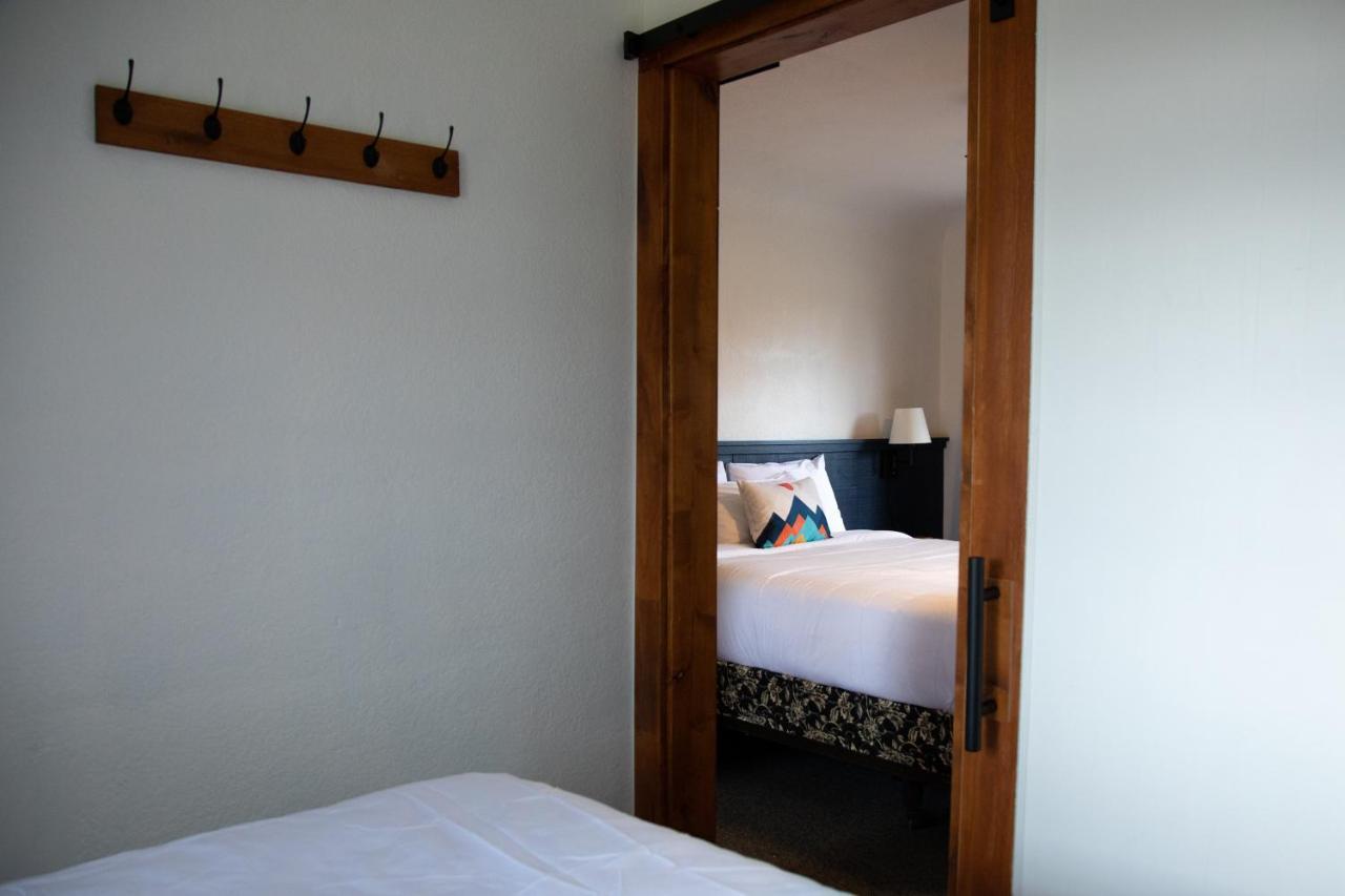 Left Coast Lodge - Pet Friendly 시스터스 외부 사진