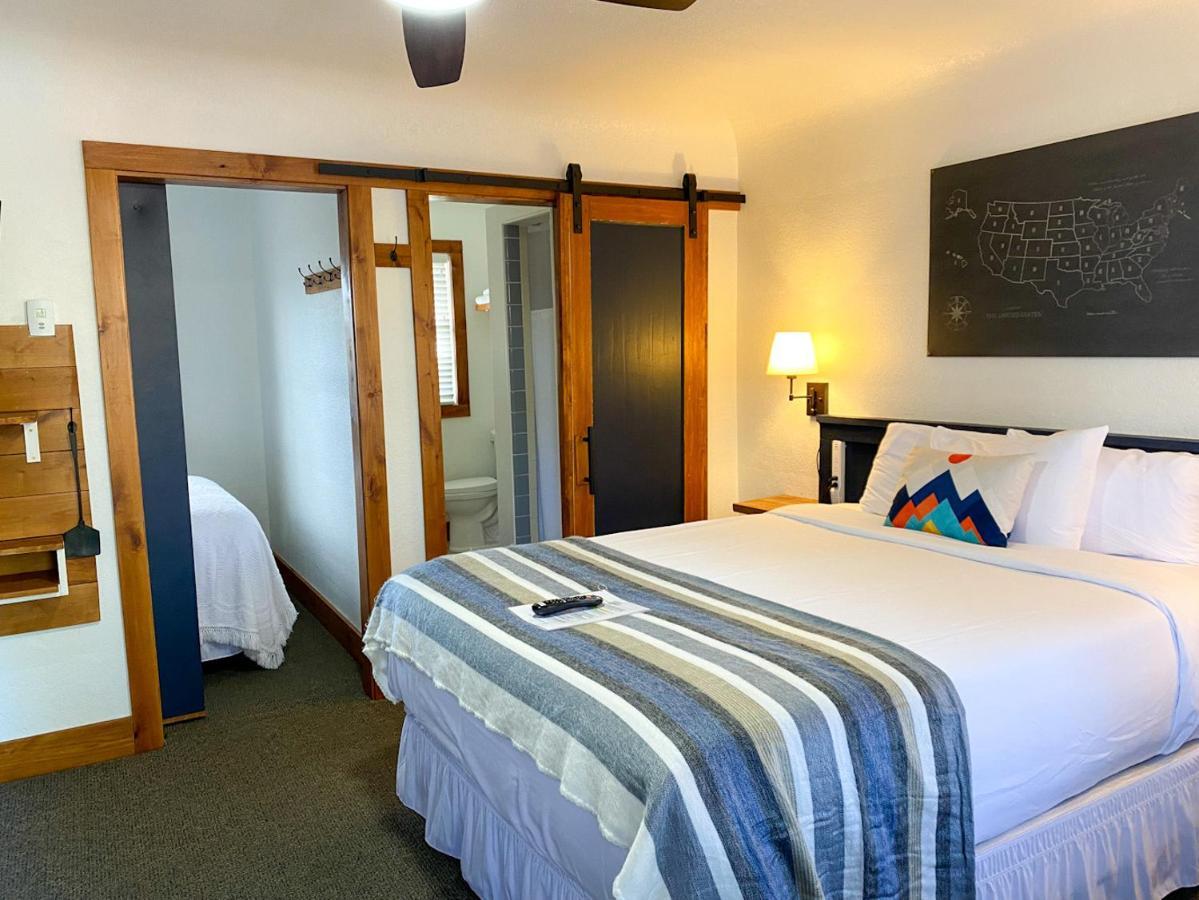 Left Coast Lodge - Pet Friendly 시스터스 외부 사진